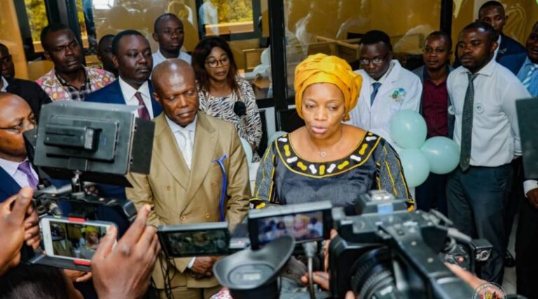 Environnement et développement durable : Eve Bazaiba inaugure le laboratoire de surveillance environnementale de l’Agence Congolaise de l’Environnement (ACE)